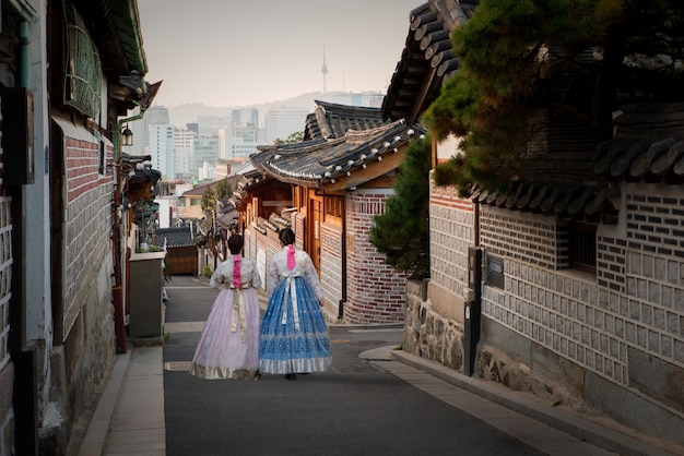 서울, 북촌 한옥 마을에서 한복을 입은 두 여성의 뒷모습.