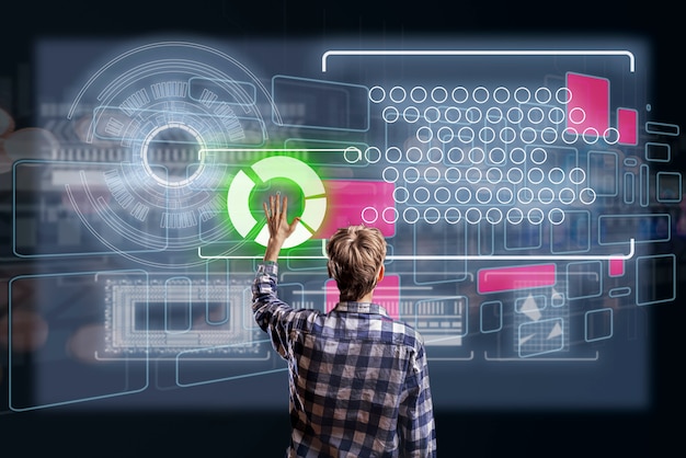 Vista di panorama posteriore del manager che fa ricerca di progetto usando hud 3d o interfaccia