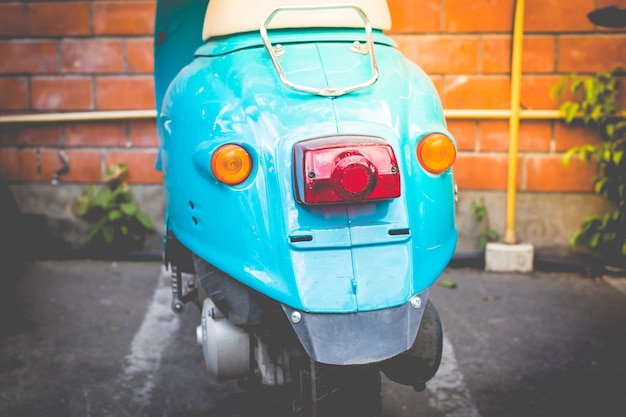 Parte posteriore dello scooter blu, tono vintage e stile retrò