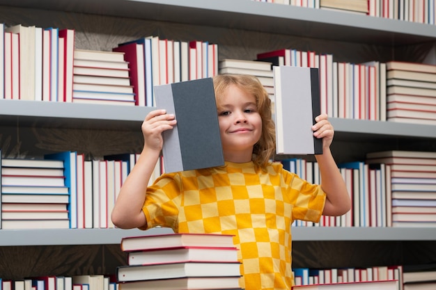 本屋や学校の図書館で本を読む子供