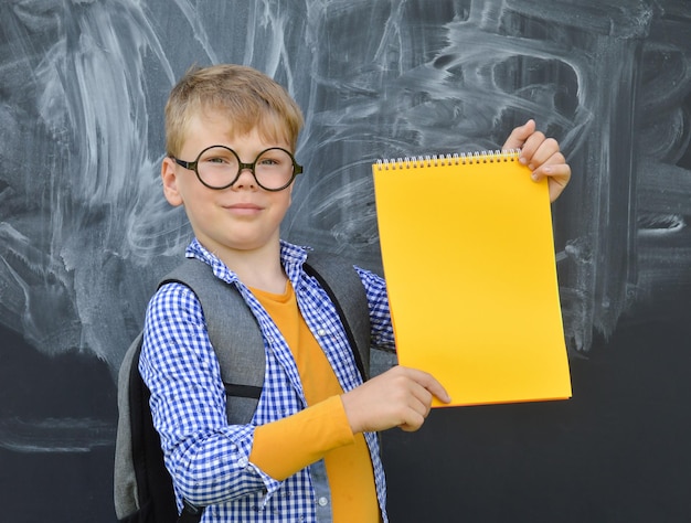 学校に戻る本と鞄を持った小学校の子供