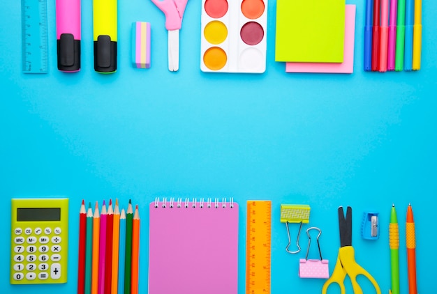 Foto di nuovo al concetto della scuola su fondo blu con lo spazio della copia. concetto di educazione