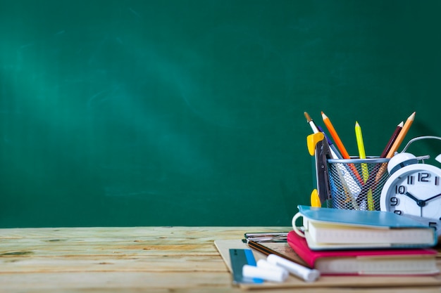 Foto torna al concetto di scuola. matita colorata e forniture sul tavolo di legno