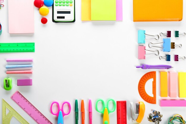 Foto concetto di ritorno a scuola quadro di concetto colorato isolato su sfondo bianco