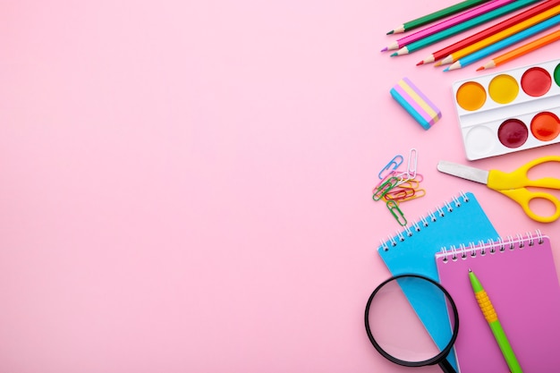 Di nuovo al concetto della scuola su fondo rosa con lo spazio della copia