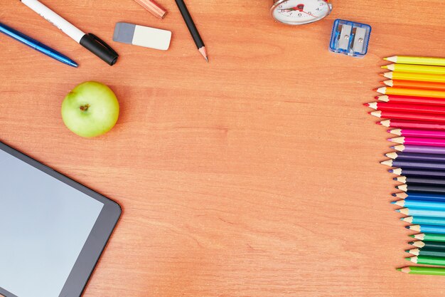 Torna al concetto di scuola, cancelleria sulla scrivania e tablet, università, college, lay flat, copia spazio