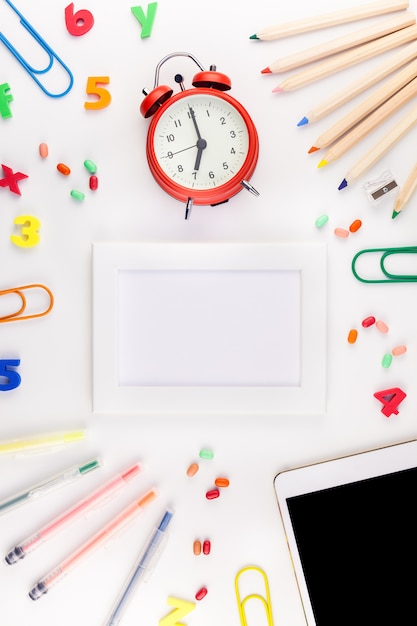 Foto torna al concetto di scuola con forniture per ufficio