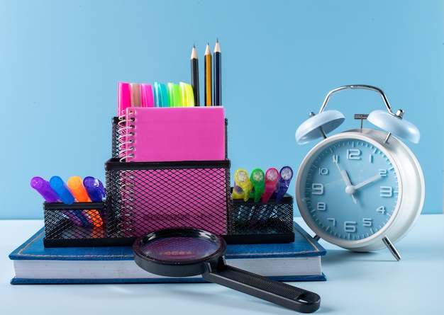 Foto torna al concetto di scuola con materiale scolastico