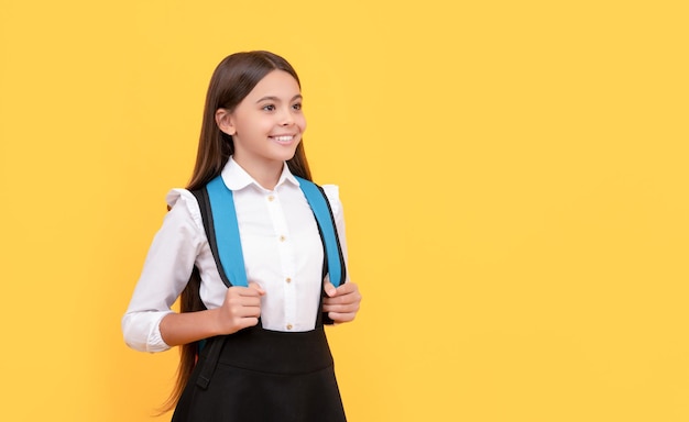 Ritorno a scuola concetto di giorno della conoscenza di educazione bambino con i capelli lunghi in uniforme