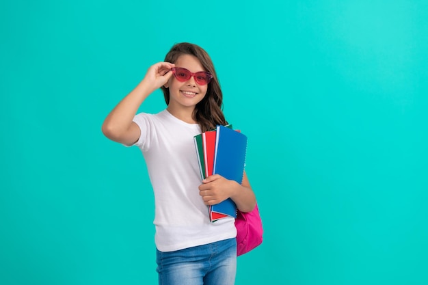 Foto ritorno a scuola giornata della conoscenza educazione bambino con gli occhiali tenere quaderno 1 settembre infanzia studente bambino con borsa di scuola andando a fare i compiti scolara felice portare zaino e blocco note