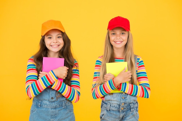 学校に戻る外国語を学ぶ効果的な研究グループは、生徒が資料をより深く学ぶのに役立ちます研究グループは、資料を固め、明確にするのに役立ちます本を持った子供たちの女の子が一緒に勉強します