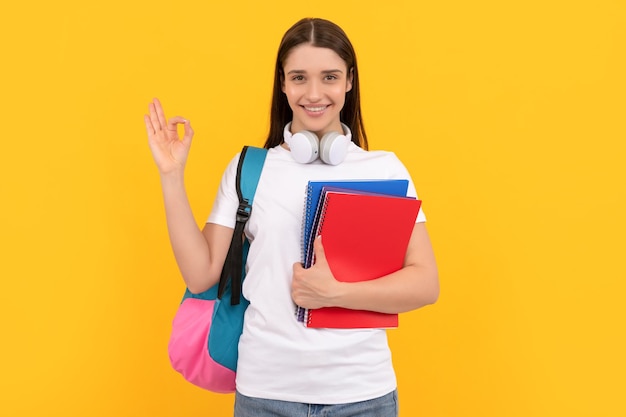 Ritorno a scuola moderno concetto di educazione gesto ok studente felice tenere notebook