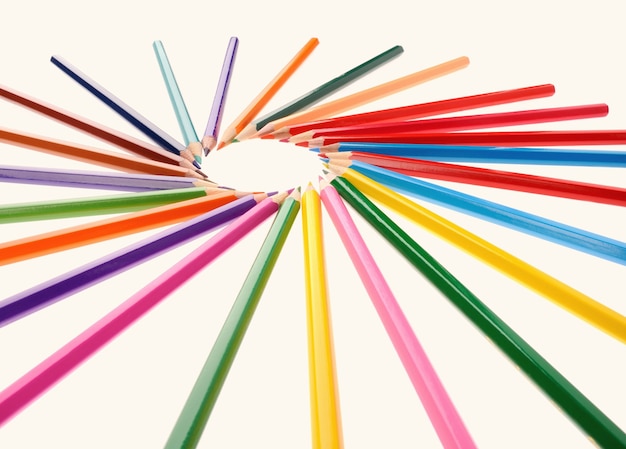 Обратно в школу разноцветные карандаши, изолированные на белом фоне