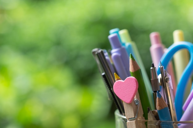 Ritorno a scuola e concetto di lavoro d'ufficio. natura morta vicino di materiale scolastico