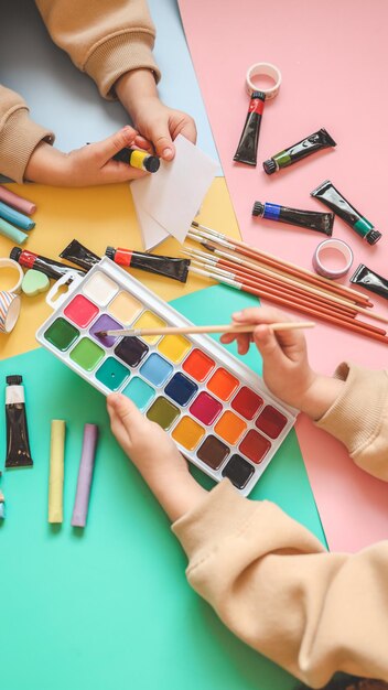 Foto ritorno a scuola striscione educativo panoramico visto dall'alto a piatto rifornimenti colorati su tavola carta colorata concetto di creatività dei bambini sviluppo dello studio prescolare accessoiri per l'aula