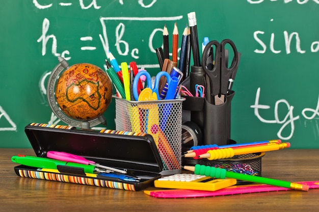 Foto di nuovo a scuola. materiale scolastico in composizione sul tavolo.