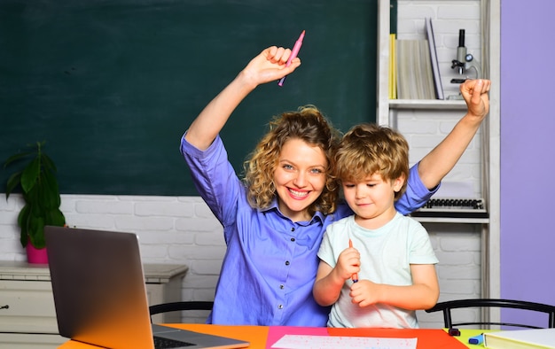 Foto ritorno a scuola settembre home schooling educazione genitoriale famiglia entusiasta che impara insieme bambino