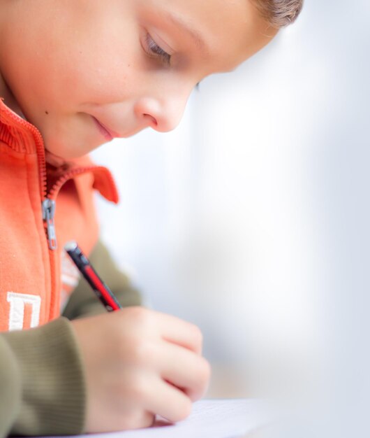 Ritorno a scuola studente che scrive da vicino