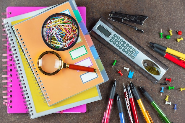 Foto torna a materiale scolastico e accessori