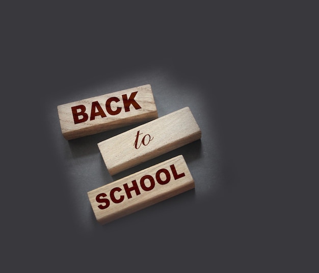 木製キューブ教育概念の学校の言葉に戻る