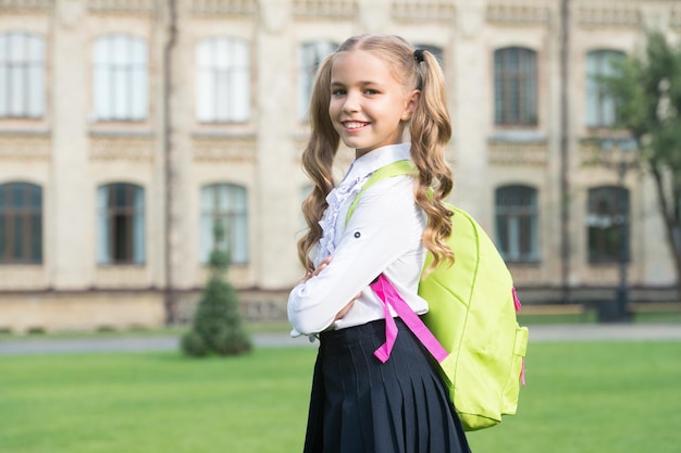 9月に戻る幸せな子供が学校に行く小さな女の子が制服を着る9月1日学校に戻るクラスに戻るスクールパック教育と勉強学習に戻るスタートアップ