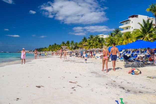 청록색 카리브해 이슬라 무헤레스 섬 카리브해 칸쿤 유카탄 멕시코의 하얀 모래 해변에서 분홍색 브라질 끈 비키니를 입은 섹시한 여자의 뒷모습