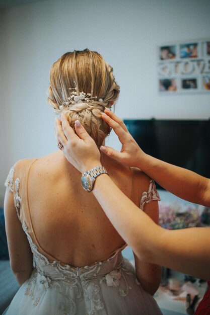 Photo back shot of a bride's hairstyle