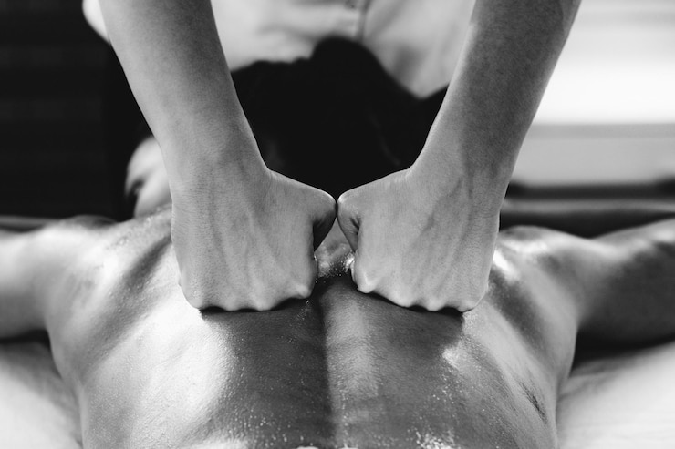 Photo back sports massage therapy