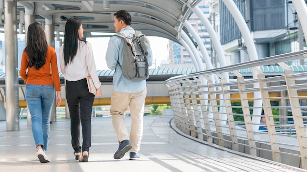 10代の人々とビジネスの女性の散歩と話の裏