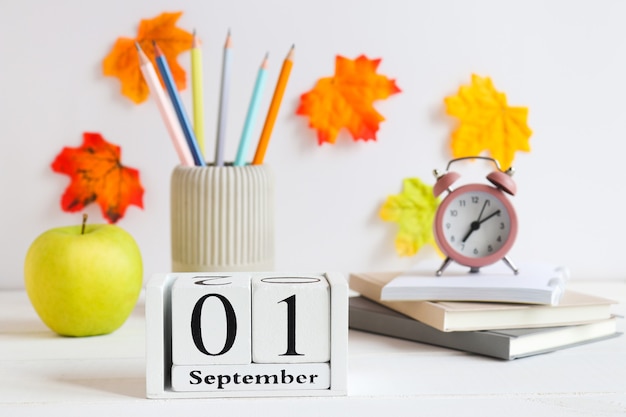 사진 학교 개념으로 돌아가기 학교 문구 녹색 사과 알람 시계 및 9월 1일 달력