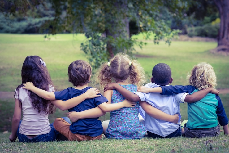 Photo back turned sitting children in the park