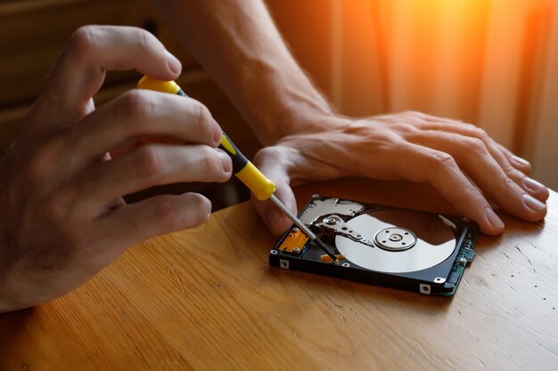 Back-up van gegevens harde schijf. Reparatie hdd schijf op houten tafel.