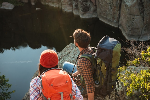 Foto vista posteriore delle coppie avventurose vicino al canyon