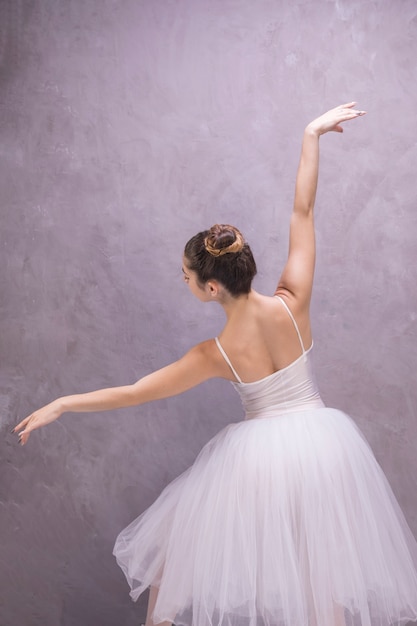 Foto posa della ballerina di vista posteriore