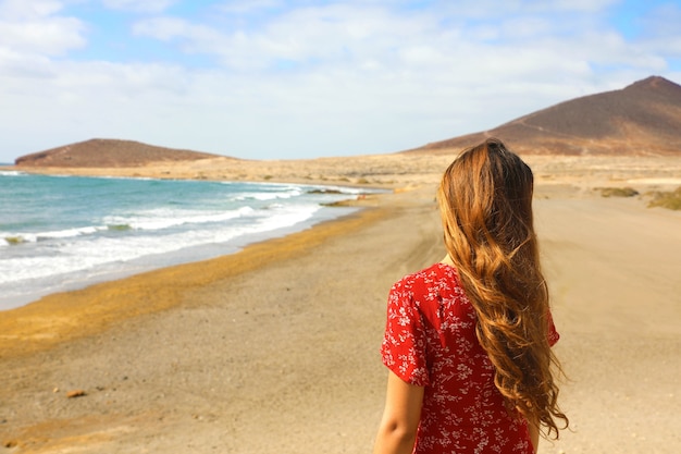 ビーチ、エルメダノ、テネリフェ島の美しい少女の背面図