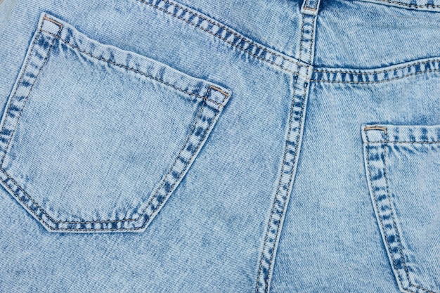Вид сзади синие джинсы карманы крупным планом современный фон