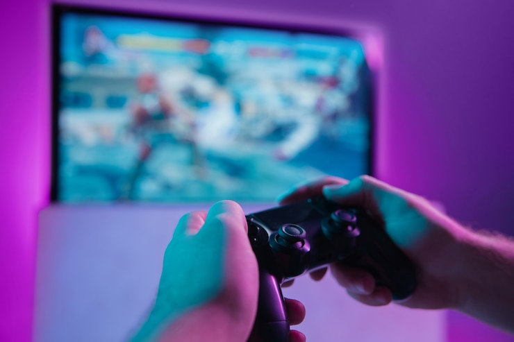 Photo back view close up of professional gamer playing online video game with his gameset. room lit in neon light and retro style. using headphones to talk with the team. entertainment, fun concept.