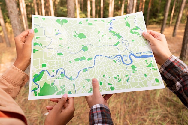 Foto coppia vista posteriore che controlla una mappa per una nuova destinazione