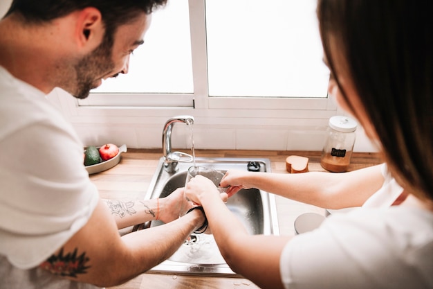 Photo back view couple washing jug