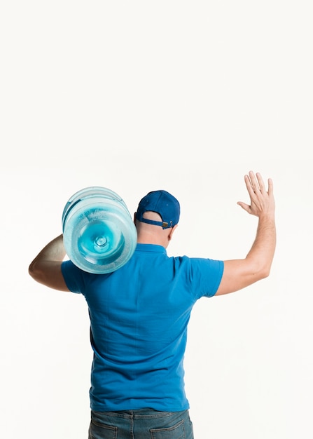 Photo back view of delivery man holding water bottle