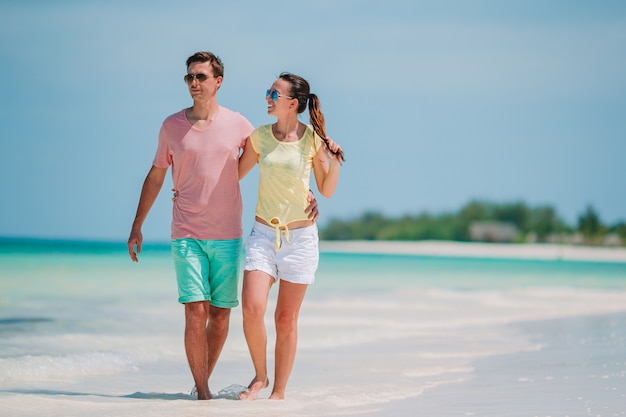 Vista posteriore della famiglia sulla spiaggia