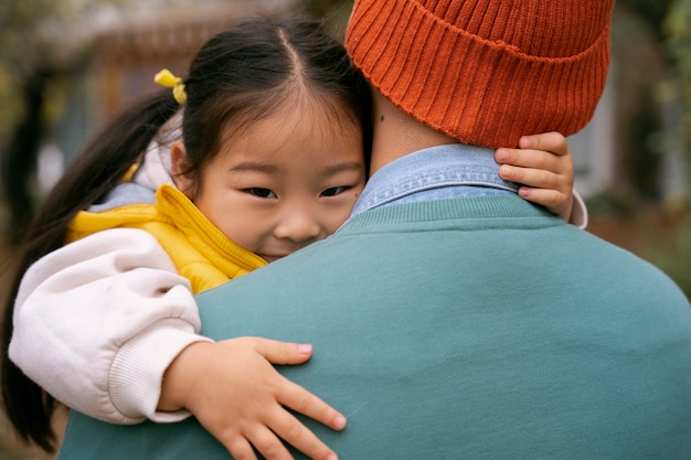 写真 女の子を保持している背面図の父