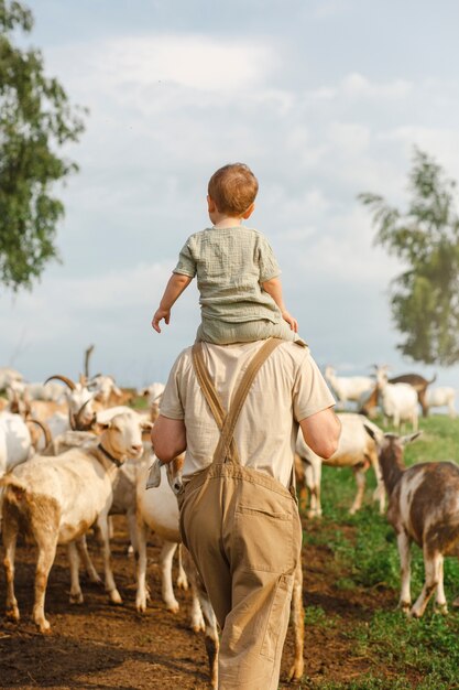 Photo back view father and kid living at countryside