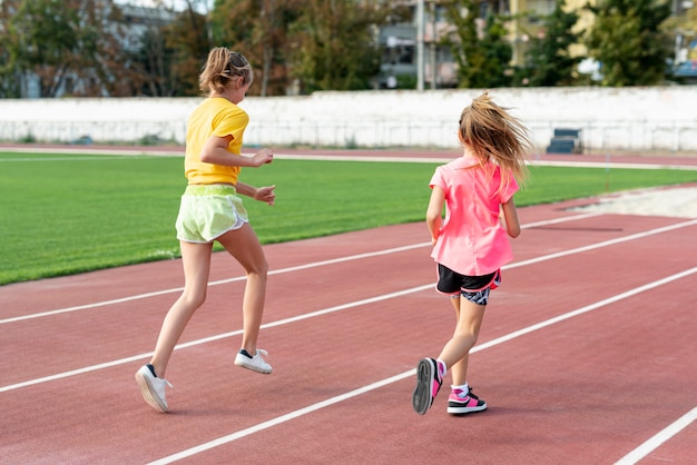 Photo back view of girls running