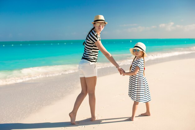 카리브 해변에서 행복 한 어머니와 작은 딸의 뒷면