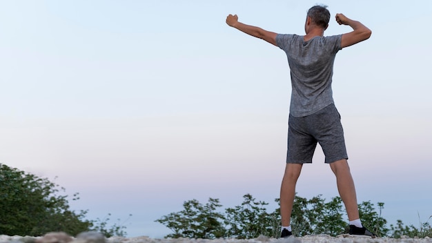 Foto uomo di vista posteriore vittorioso