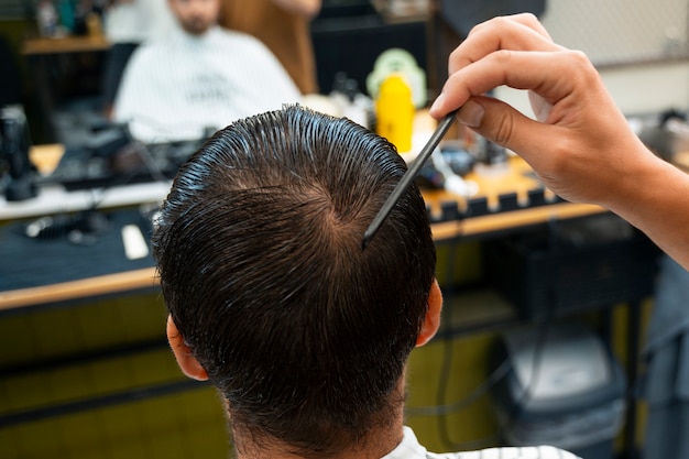 Photo back view man getting a haircut