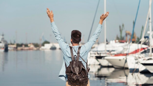 Photo back view man posing outdoors