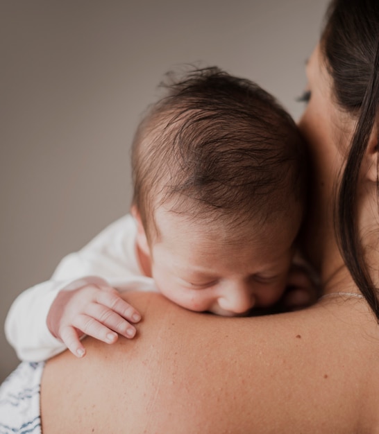 写真 背面図の母が小さな男の子を保持