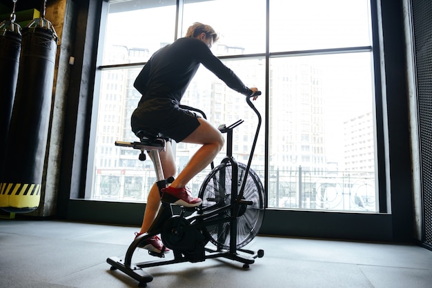 회전 자전거를 사용하여 근육 남자의 다시보기